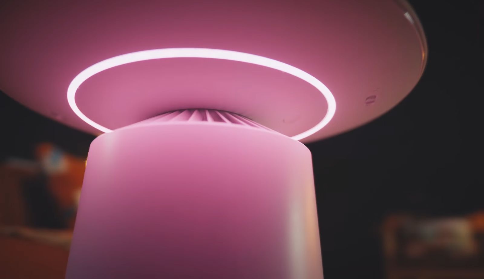 Đèn LED được trang bị ngay dưới bề mặt bàn của máy lọc