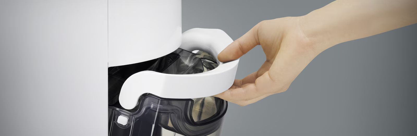 Bình chứa nước được làm trong suốt dễ dàng quan sát lượng nước