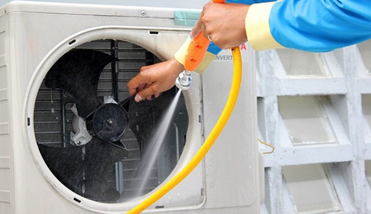 Dùng vòi xịt để rửa quạt dàn nóng và dàn ngưng tụ, mặt nạ