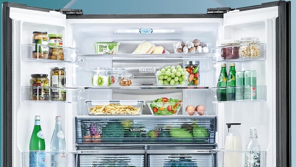 Khay kệ của tủ được làm bằng kính cường lực