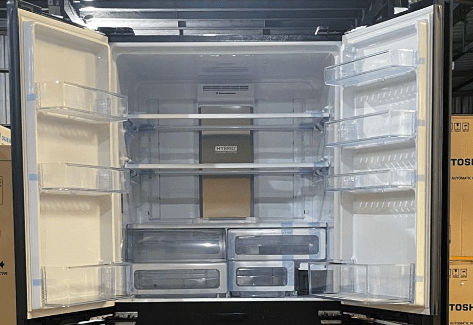 Khay kệ của tủ lạnh Sharp SJ-FXPI700VG-BK được làm bằng kính cường lực